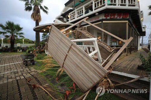 태풍 '마이삭'에 파손된 구조물(제주=연합뉴스) 박지호 기자 = 태풍 '마이삭'이 제주를 강타하고 지나간 3일 오전 제주시 용담해안도로의 업소 구조물이 파손돼 있다. 2020.9.3 jihopark@yna.co.kr