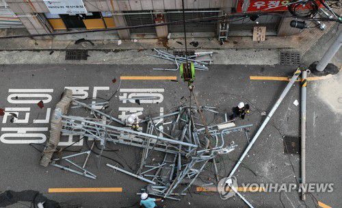 아찔한 태풍의 흔적(부산=연합뉴스) 손형주 기자 = 태풍 마이삭이 남부지방을 강타한 3일 부산 금정구 서동 한 주택가에서 건물 옥상에 있던 통신 장비가 바닥으로 떨어져 전신주와 전봇대, 인근 건물을 덮쳐 복구 작업이 진행되고 있다. 2020.9.3 handbrother@yna.co.kr