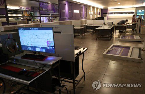 코로나19 타격으로 문 닫는 PC방(춘천=연합뉴스) 양지웅 기자 = 지난달 25일 강원 춘천시의 한 PC방이 코로나19로 인한 적자를 감당하지 못해 폐업 절차를 밟고 있는 모습. [연합뉴스 자료사진]