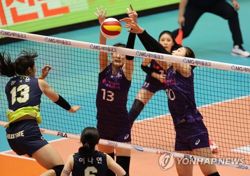 수비도 최고 지난달 30일 오후 충북 제천시 제천체육관에서 열린 2020 제천·MG새마을금고컵 프로배구 대회 여자부 개막전 흥국생명과 현대건설과의 경기에서 김연경이 블로킹을 성공시키고 있다. [연합뉴스 자료사진. 재판매 및 DB 금지]