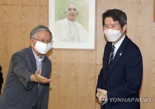 김희중 대주교와 인사하는 이인영 통일부 장관(서울=연합뉴스) 정하종 기자 = 이인영 통일부 장관이 4일 오후 서울 광진구 한국천주교주교회의를 예방하여 김희중 대주교와 인사를 하고 있다. 2020.9.4 chc@yna.co.kr