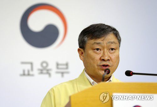 사회적 거리두기 연장 관련 교육부 브리핑(세종=연합뉴스) 김준범 기자 = 박백범 교육부 차관이 4일 오후 세종시 정부세종청사에서 사회적 거리두기 2단계 연장에 따른 학교·학원 조치 현황과 관련한 브리핑을 하고 있다. psykims@yna.co.kr