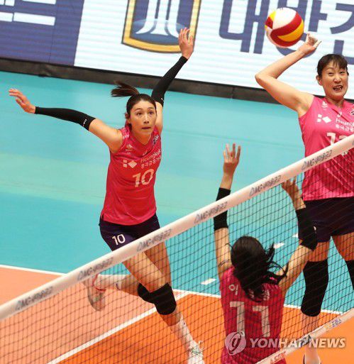 김연경의 공격(제천=연합뉴스) 김주형 기자 = 4일 오후 충북 제천시 제천체육관에서 열린 2020 제천·MG 새마을금고컵 프로배구 대회 여자부 준결승 흥국생명과 현대건설 경기에서 흥국생명 김연경이 공격하고 있다. 2020.9.4 kjhpress@yna.co.kr