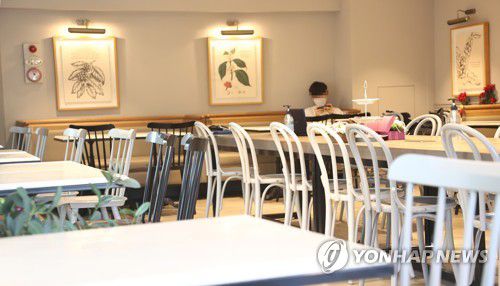 수도권 제과제빵-아이스크림-빙수점도 매장 취식금지(서울=연합뉴스) 류영석 기자 = 정부가 '사회적 거리두기 2.5단계'를 1주일 더 연장하며 수도권 프랜차이즈형 제과제빵점, 아이스크림·빙수점에 매장 취식을 금지하기로 결정한 4일 오후 서울 송파구의 한 프랜차이즈형 제과제빵점의 모습. 2020.9.4 ondol@yna.co.kr