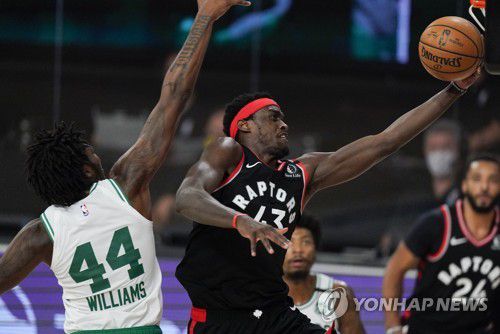 골밑슛 시도하는 시아캄[AP=연합뉴스]