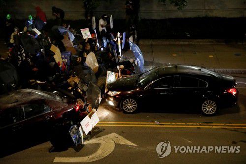 시위대를 향해 달려든 자동차[로이터=연합뉴스]