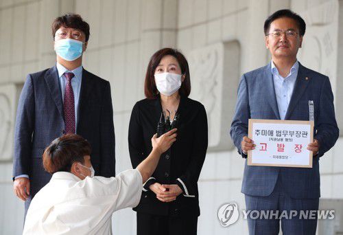 고발 취지 설명하는 전주혜 의원(서울=연합뉴스) 김도훈 기자 = 미래통합당 전주혜 의원이 9일 오전 추미애 법무부 장관을 직권남용 혐의로 검찰에 고발하기에 앞서 취재진에 고발 취지에 대해 설명하고 있다. 
    왼쪽부터 조상규 변호사, 전주혜·유상범 의원. 2020.7.9 superdoo82@yna.co.kr