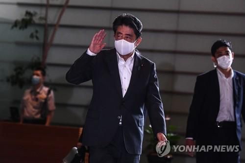 사임 표명 후인 지난달 31일 관저로 출근하는 아베 신조 총리. [AFP=연합뉴스 자료사진]