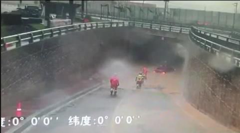 거제 굴다리 침수 차량 구조[경남소방본부 제공. 재판매 및 DB 금지]