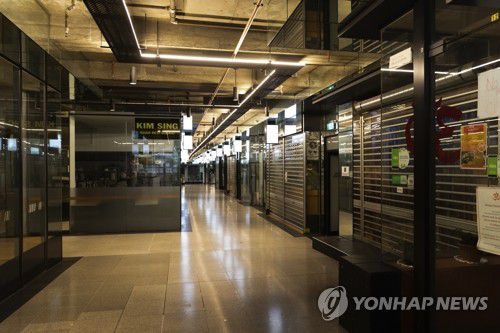 코로나19 봉쇄로 인적 끊긴 호주 쇼핑몰(멜버른 AP=연합뉴스) 신종 코로나바이러스 감염증(코로나19) 확산 방지를 위해 봉쇄령이 내려진 호주 빅토리아주 멜버른에서 5일(현지시간) 쇼핑몰 상점들이 문을 닫아 인적이 끊기면서 적막한 모습을 보이고 있다. sungok@yna.co.kr