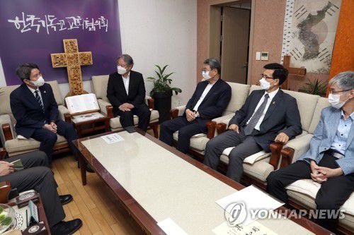 이홍정 목사와 이야기하는 이인영 통일부 장관지난 9월 2일 오전 이인영 통일부 장관이 서울 종로구 한국기독교 교회협의회를 방문하여 이홍정 목사와 이야기를 하고 있다. [연합뉴스 자료사진]