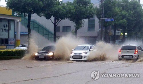 폭우로 잠긴 강릉시내 도로(강릉=연합뉴스) 7일 오전 강원 강릉시내 도로가 폭우로 물에 잠겨 차들이 서행하고 있다. 기상청은 제10호 태풍 '하이선'의 영향으로 영동지역에 최고 400㎜ 이상 비가 내릴 것으로 예보했다. 2020.9.7 [독자 제공. 재판매 및 DB 금지] yangdoo@yna.co.kr