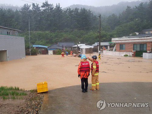 침수된 경주 나원리(경주=연합뉴스) 제10호 태풍 '하이선' 영향으로 많은 비가 내리면서 7일 경북 경주시 현곡면 나원3리가 일부 침수돼 경주소방서 대원이 출동해 주민을 구조하고 있다. 2020.9.7 [경주소방서 제공. 재판매 및 DB 금지] sds123@yna.co.kr