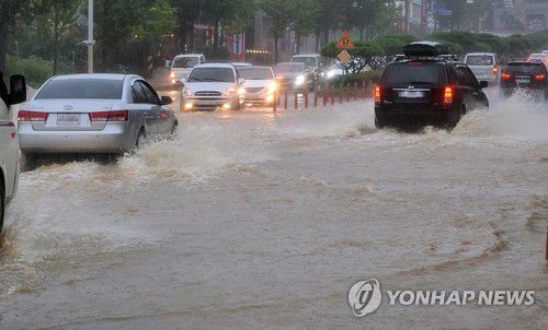 속초 도심 도로 침수(속초=연합뉴스) 이종건 기자 = 7일 오전 강원 속초지역에 태풍 '하이선' 영향으로 많은 비가 내리면서 도심 교동 일대 도로가 침수돼 있다. 2020.9.7 momo@yna.co.kr