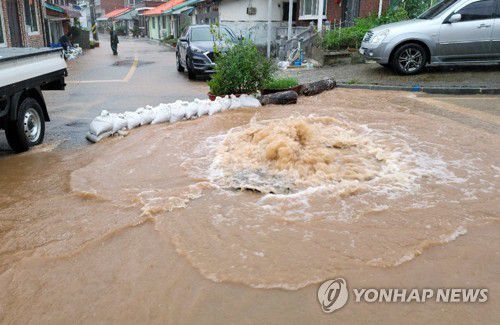 고성 거진2리 하수관 역류 침수(고성=연합뉴스) 7일 오전 강원 동해안에 태풍 '하이선' 영향으로 많은 비가 내리면서 고성군 거진 2리 마을에 하수관이 역류하고 있다. 2020.9.7  [고성군 제공.재판매 및 DB 금지] momo@yna.co.kr