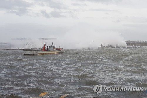삼척 임원항 덮치는 파도(삼척=연합뉴스) 제10호 태풍 '하이선'의 영향으로 거대한 파도가 7일 오전 강원 삼척시 임원항을 덮치고 있다. 2020.9.7 [독자 제공.재판매 및 DB 금지] byh@yna.co.kr