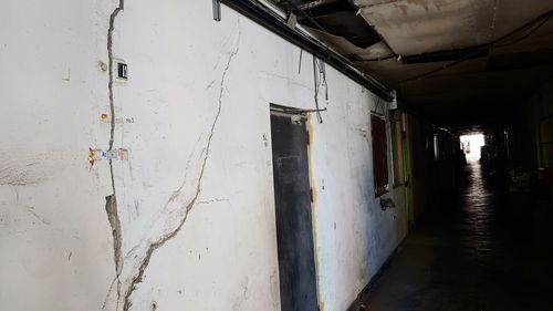 벽에 금이 간 진안상가 2층 내부. [촬영 이해용]