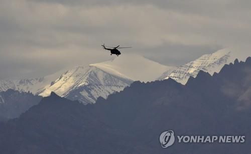 인도 북부 라다크 지역의 상공을 날고 있는 인도 공군 소속 헬기. [EPA=연합뉴스]