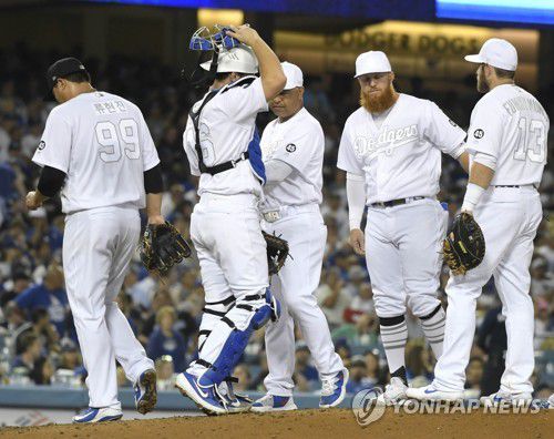 다저스에서 뛴 2019년, 양키스와의 경기에서 홈런 3방을 맞고 강판하는 류현진(왼쪽)[게티이미지/AFP=연합뉴스 자료사진]
