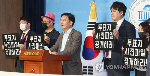 "4.15 총선관련 중앙선관위에 행정심판 청구"(서울=연합뉴스) 하사헌 기자 = 민경욱 전 의원과 '4.15부정선거국민투쟁본부' 대표들이 11일 오전 서울 여의도 국회 소통관에서 기자회견을 열고 '4.15총선 사전투표 조작의혹'을 해소하기 위해 사전투표지 이미지 파일 공개건 등 3건에 대해 중앙선관위원장에게 행정심판을 청구했다고 밝히고 있다. 2020.8.11 toadboy@yna.co.kr