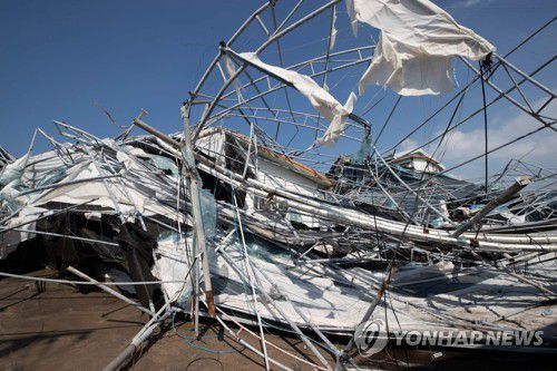 엿가락처럼 휜 양식장 지붕[연합뉴스 자료 사진]