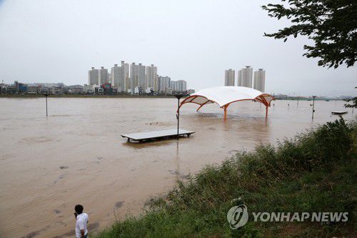 물에 잠긴 야외물놀이장(포항=연합뉴스) 손대성 기자 = 제10호 태풍 '하이선'이 몰고 온 폭우로 형산강이 불어나면서 경북 포항시 남구 연일읍 형산강 둔치에 조성된 포항시야외물놀이장이 잠긴 모습. 2020.9.7 sds123@yna.co.kr
