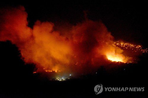 9일(현지시간) 그리스 레스보스섬에 있는 난민수용시설 '모리아'가 불타는 모습[EPA=연합뉴스]