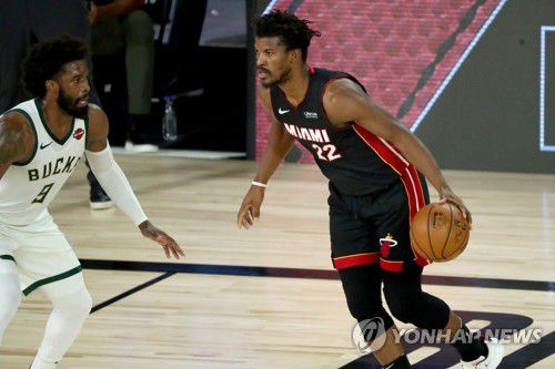 공격을 시도하는 마이애미의 버틀러(오른쪽).[로이터=연합뉴스] Mandatory Credit: Kim Klement-USA TODAY Sports