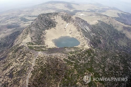 장관 드러낸 한라산 백록담[제주지방경찰청 제공. 재판매 및 DB 금지]