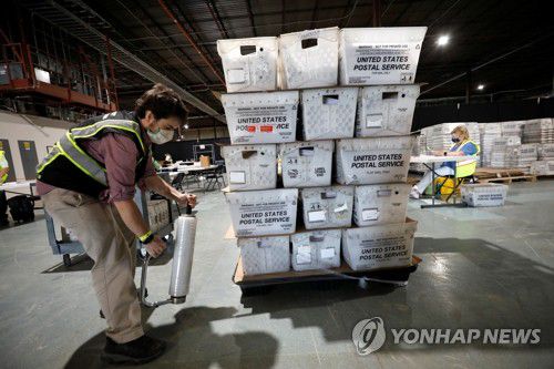 미국 대선 투표용지 발송 준비하는 선관위 직원(롤리 로이터=연합뉴스) 미국 대선 투표를 위한 행정 절차가 시작된 4일(현지시간) 노스캐롤라이나주 롤리에서 웨이크 카운티 선관위 직원이 유권자에게 발송할 우편투표 용지 상자를 포장하고 있다. sungok@yna.co.kr