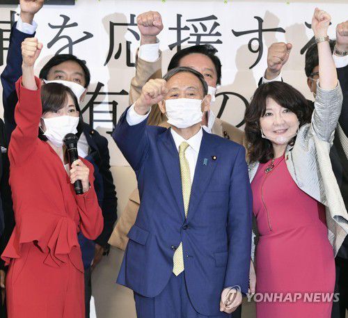 '차기 총리를 향하여'…기세 올리는 스가 일본 관방장관(도쿄 교도=연합뉴스) 지난 8일 오후 일본 도쿄 나가타초(永田町)의 자유민주당 본부에서 스가 요시히데(菅義偉) 관방장관이 당 총재 경선에서 자신을 응원하는 국회의원들과 함께 파이팅을 외치고 있다. 자민당 총재 경선은 이날 시작돼 오는 14일 투표를 앞두고 있다. 2020.9.8 chungwon@yna.co.kr