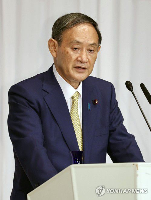 일본 자민당 총재 경선 첫 연설회에 나선 스가 관방장관(도쿄 교도=연합뉴스) 스가 요시히데(菅義偉) 일본 관방장관이 지난 8일 오후 도쿄 나가타초(永田町)의 자유민주당 본부에서 열린 당 총재 경선 첫 연설회에서 정견 등을 밝히고 있다. 자민당 총재 경선은 이날 시작됐고, 오는 14일 투표를 앞두고 있다. 2020.9.8 chungwon@yna.co.kr