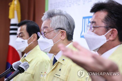 코로나19 소비지원금 지급안 밝히는 이재명 경기지사(수원=연합뉴스) 이재명 경기도지사가 9일 오전 경기도 수원시 경기도청에서 브리핑을 열고 신종 코로나바이러스 감염증(코로나19) 여파로 침체된 지역 상권을 살리기 위한 소비지원금 지급안을 밝히고 있다. 2020.9.9 [경기사진공동취재단] stop@yna.co.kr