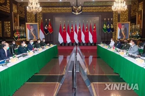 8일 자카르타에서 열린 중국-인도네시아 국방장관 회담[신화통신=연합뉴스]