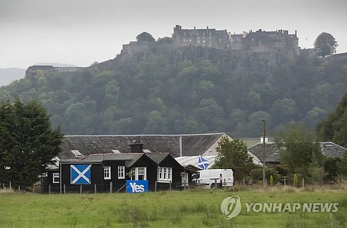 2014년 스코틀랜드 분리독립 주민투표를 앞두고 스털링성 아래 한 주택에 'Yes' 플래카드가 걸린 모습 [EPA=연합뉴스]