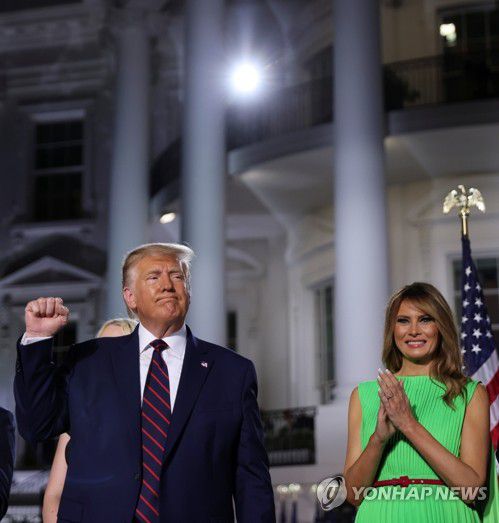 대선후보 수락 연설 뒤 주먹 불끈 쥔 트럼프(워싱턴 로이터=연합뉴스) 미국 공화당 전당대회 마지막 날인 8월 27일(현지시간) 워싱턴DC 백악관 사우스론에서 도널드 트럼프 대통령이 차기 대선 후보 수락 연설을 마친 뒤 군중 앞에서 주먹을 불끈 쥐어 보이며 부인 멜라니아 여사와 함께 서 있다. sungok@yna.co.kr