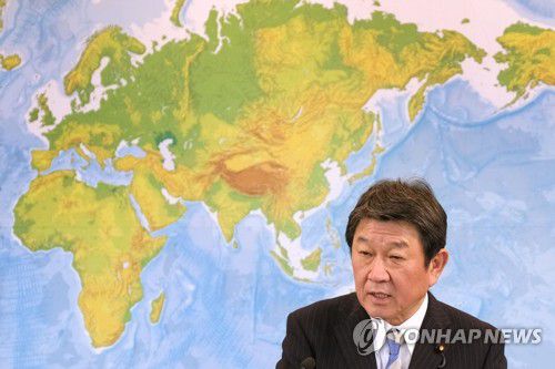 "영국과 FTA 합의" 발표하는 모테기 일본 외무상(도쿄 AFP=연합뉴스) 모테기 도시미쓰(茂木敏充) 일본 외무상이 11일 도쿄의 외무성 청사에서 기자회견을 통해 영국과 자유무역협정(FTA)체결에 원칙적으로 합의했다고 발표하고 있다. 영국으로서는 브렉시트(유럽연합 탈퇴)를 앞두고 무역 협력 분야에서 큰 성과를 확보한 셈이다. jsmoon@yna.co.kr