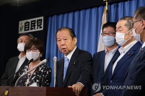 만 81세 노익장 니카이(도쿄 AFP=연합뉴스) 니카이 도시히로(왼쪽에서 세 번째) 자민당 간사장이 9월 1일 자민당 본부에서 기자회견을 하고 있다.