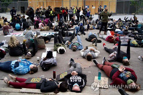 법원앞의 인종차별 반대시위자들[AFP=연합뉴스]