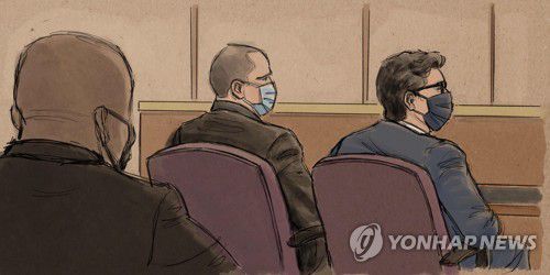 11일(현지시간) 미국 미네소타주(州) 헤너핀카운티법원에서 진행된 조지 플로이드 사망사건 공판에 출석한 데릭 쇼빈 전 미니애폴리스 경찰관(가운데). [AFP=연합뉴스]