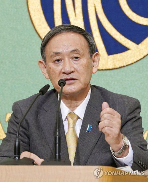 스가 일본 관방장관 "미일동맹 기축으로 한·중과도 확실히 관계 구축"(도쿄 교도=연합뉴스) '포스트 아베'로 유력한 스가 요시히데(菅義偉) 일본 관방장관이 12일 오후 도쿄 지요다(千代田)구에 일본기자클럽에서 열린 자민당 총재 후보 토론회에서 미일 동맹을 기축으로 한국과 중국 등 아시아 이웃 국가와도 확실히 관계를 구축하겠다고 밝히고 있다.   2020.9.12 chungwon@yna.co.kr