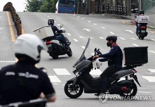 분주한 배달 라이더들[연합뉴스 자료사진]