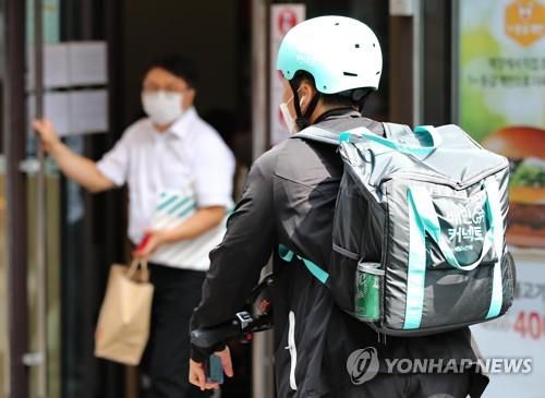 점심시간 분주한 배달 라이더[연합뉴스 자료사진]