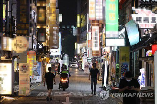 '고위험시설' 집합금지 명령으로 한산한 거리[연합뉴스 자료사진]