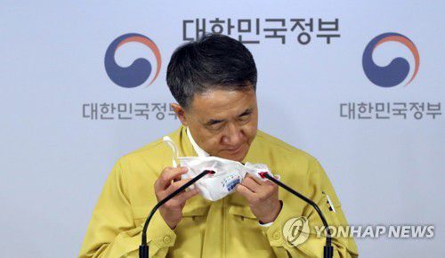 마스크 벗는 복지부 장관(서울=연합뉴스) 한상균 기자 = 박능후 복지부 장관이 13일 오후 정부서울청사에서 중앙재난안전대책본부 정례 브리핑 전 마스크를 벗고 있다. 정세균 총리는 이날 중대본 회의에서 "수도권 사회적 거리두기를 2주간 2단계로 조정한다"고 밝혔다. 2020.9.13 xyz@yna.co.kr