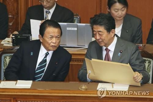 아베 신조 총리(오른쪽)와 아소 다로 부총리. [교도=연합뉴스 자료사진]