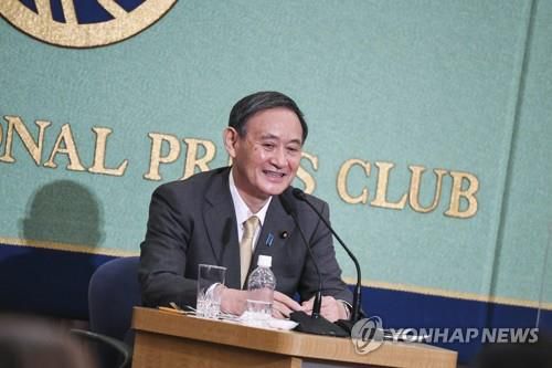 토론회 참가한 스가 요시히데(도쿄 AP=연합뉴스)