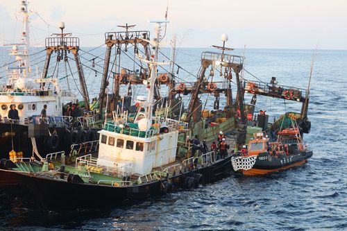 침수 발생한 어선(가운데)[중부지방해양경찰청 서해5도특별경비단 제공. 재판매 및 DB 금지]