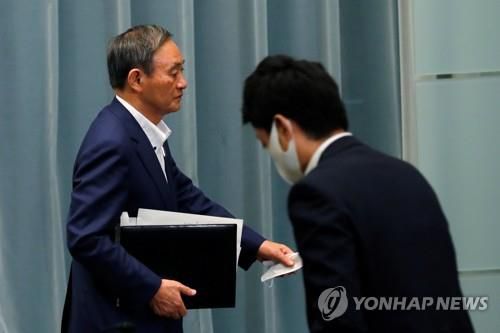 일본 총리 선출 목전에 둔 스가 관방장관(도쿄 로이터=연합뉴스) 스가 요시히데 일본 관방장관이 14일 총리관저에서 정례 기자회견을 마치고 퇴장하고 있다.