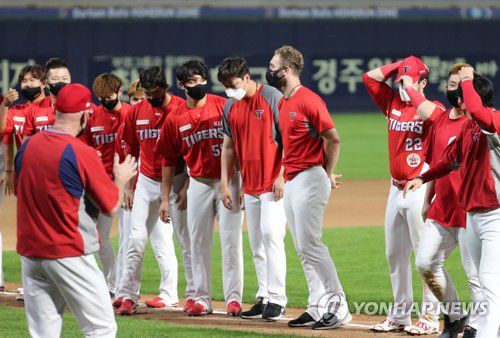 선수들을 맞이하는 KIA 윌리엄스 감독[연합뉴스 자료사진. 재판매 및 DB 금지]